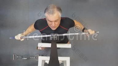 参加<strong>健身器</strong>材训练的老人